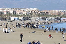 La playa de Valencia, a rebosar el primer día del año