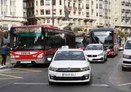 Autobuses de la EMT en la plaza del Ayuntamiento.