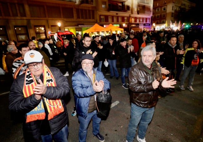 Aficionados aplaudiendo en recuerdo a Castellanos.