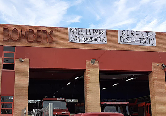 Pancartas de protesta en uno de los parques del Consorcio.