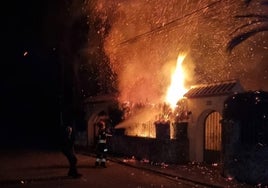 Los bomberos tratando de sofocar las llamas.