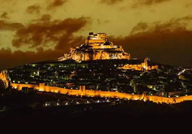 Imagen nocturna de Morella.