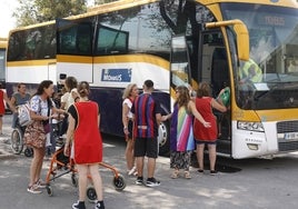 Autobús de Monbús en un centro afectado, el segundo día de clase.