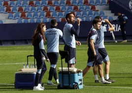 Los jugadores granotas, durante el entrenamiento de este miércoles.