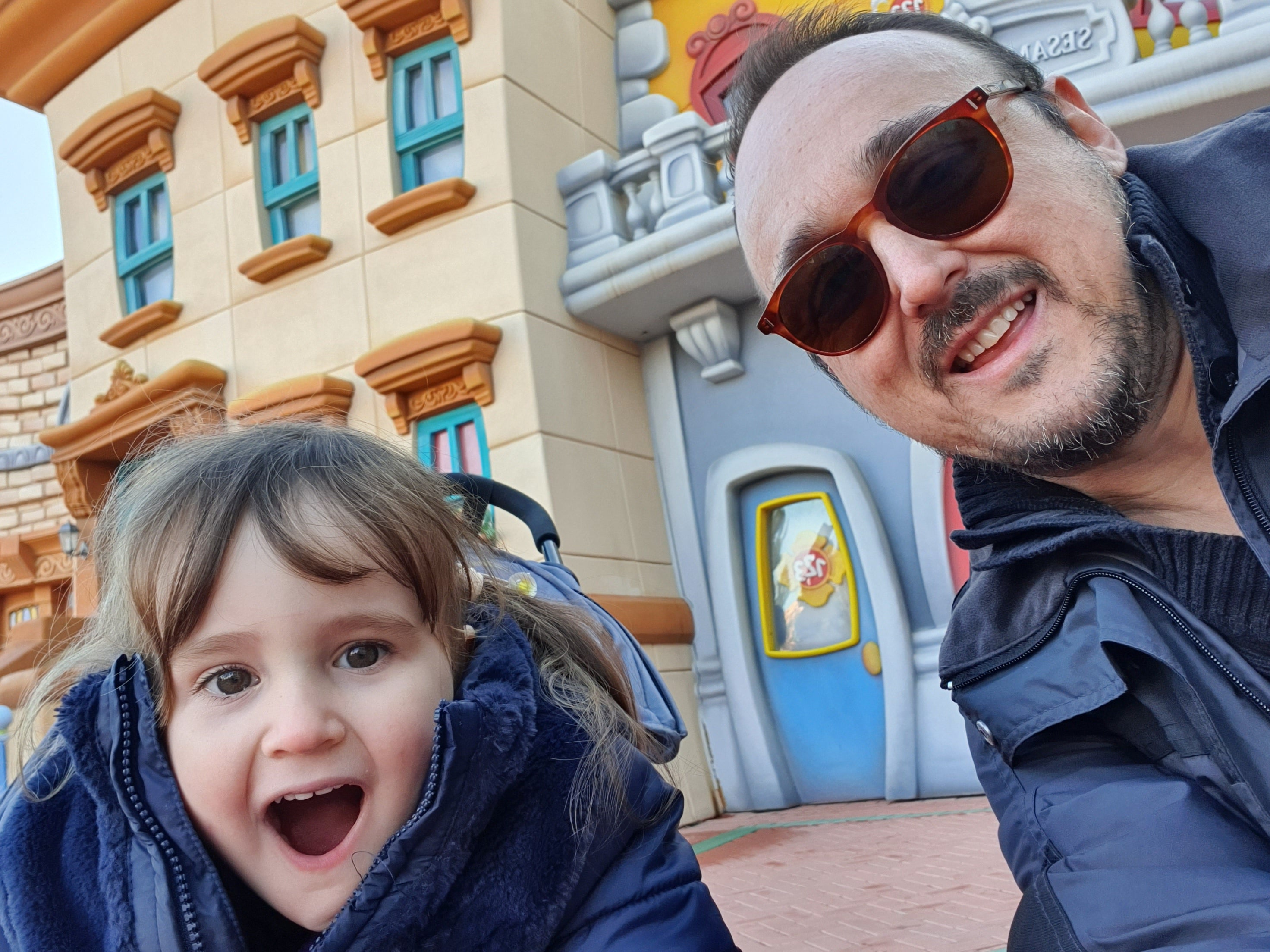 Iván Pérez, con la pequeña Vera, durante un viaje familiar.