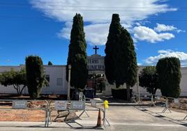 La cruz se encuentra actualmente en el cementerio.