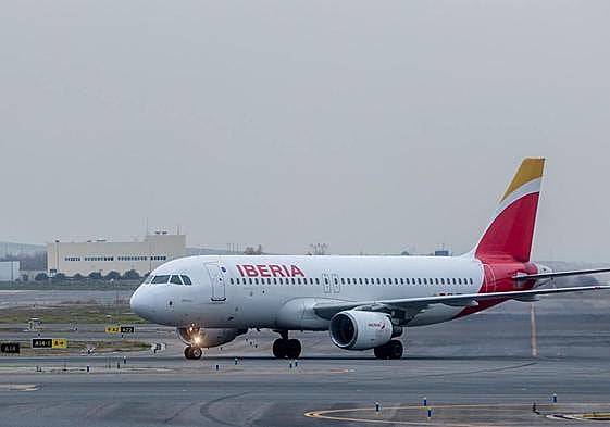 Un avión de la aerolínea Iberia en el aeropuerto Adolfo Suárez Madrid-Barajas, imagen de archivo.