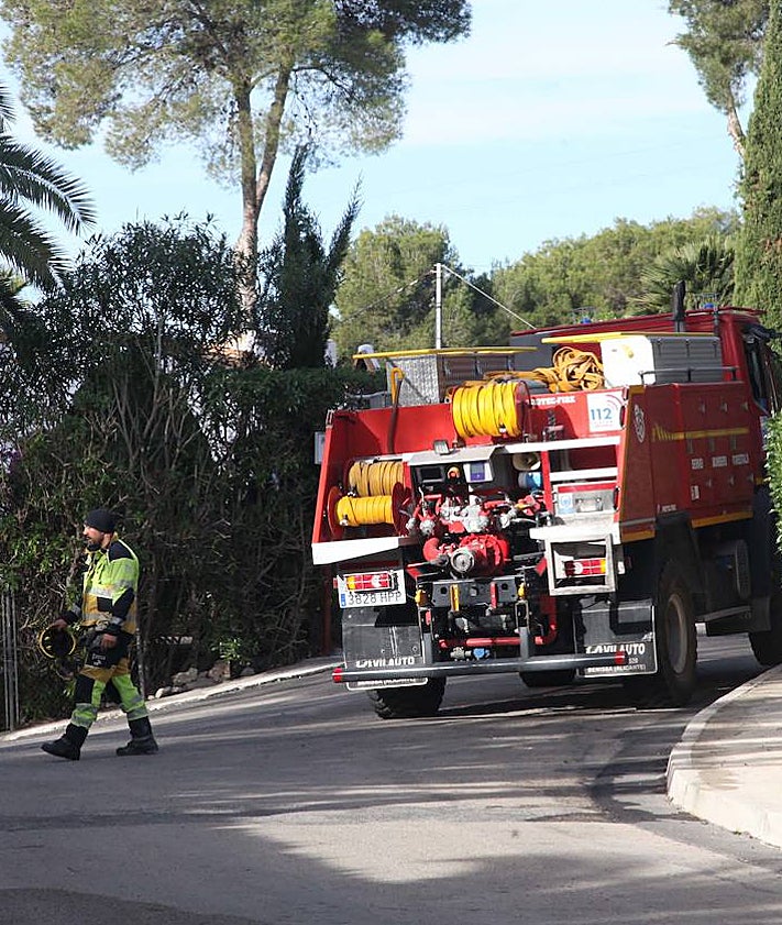 Imagen secundaria 2 - Constantine van Heften barriendo los restos de cenizas y los daños en una de las casas.