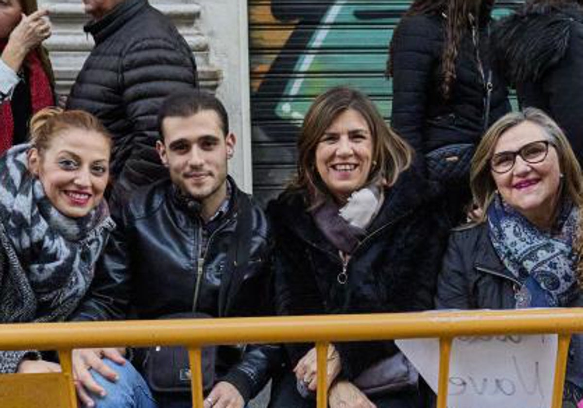 Varias personas, sentadas en el recorrido de la cabalgata el pasado año.