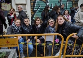 Varias personas, sentadas en el recorrido de la cabalgata el pasado año.