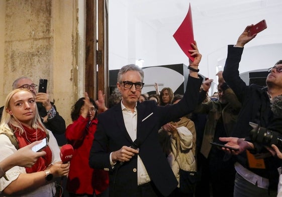 El exresponsable del Centro del Carmen, José Luis Pérez Pont, en la protesta convocada contra su cese.