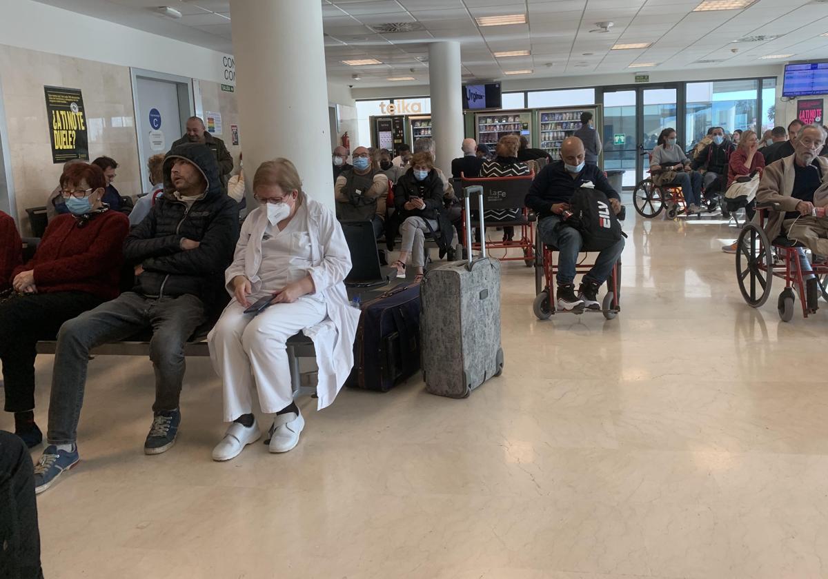 Las Urgencias del Hospital La Fe, repletas de pacientes este miércoles.