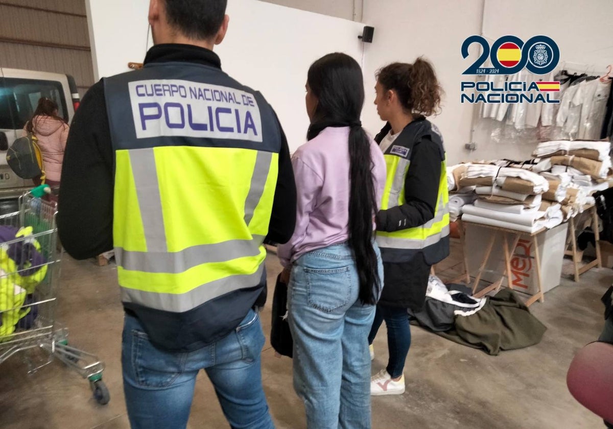 Policías nacionales, durante la operación en el taller.