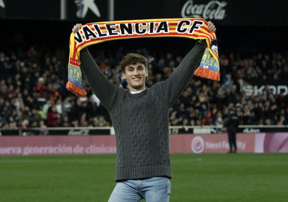 Jaume Masià, en el césped de Mestalla, donde hizo el saque de honor.