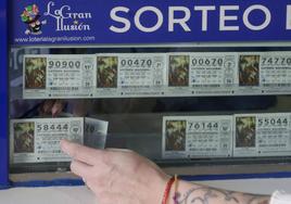 Una persona elige su décimo en una administración de Lotería.