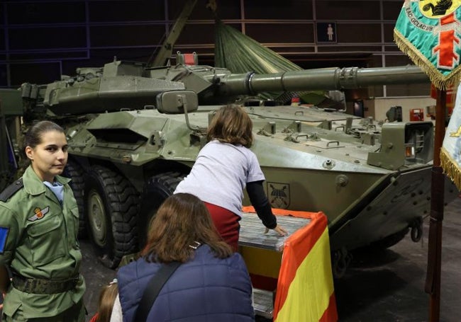 Una niña sube a uno de los tanques del Ejército de Tierra.