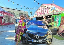 La divertida 'troupe' del Circo Raluy Legacy posa con el Mercedes EQE en la carpa del circo, ubicado en La Marina.