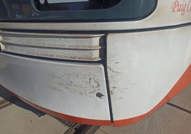 Pequeñas marcas que han quedado en el tranvía tras el accidente.