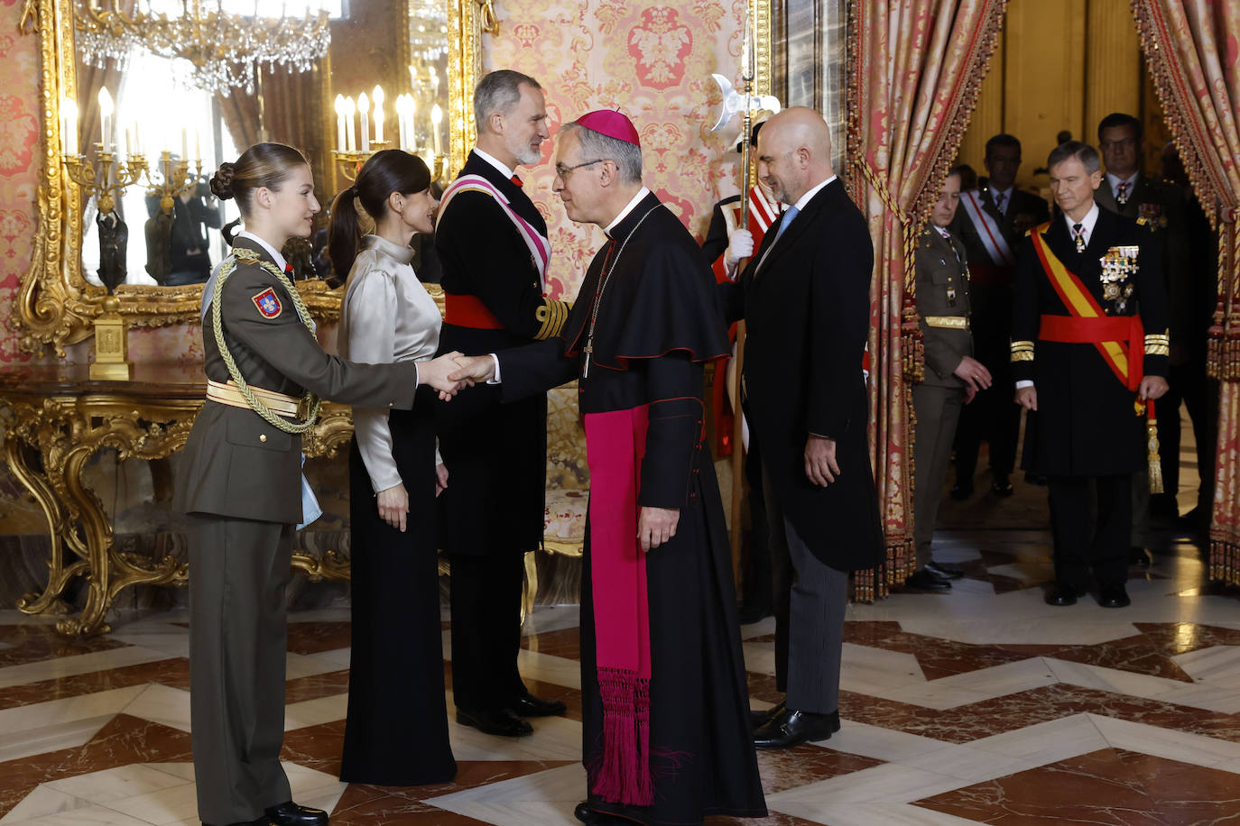 La princesa Leonor protagoniza la Pascua Militar vestida de cadete
