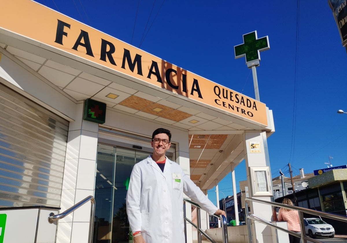 Imagen principal - Gonzalo Adsuar regenta la farmacia en Ciudad Quesada. Mari Carmen y Fani atienden el mostrado del Tono la Inés. La avenida principal de Ciudad Quesada.