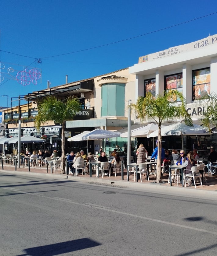 Imagen secundaria 2 - Gonzalo Adsuar regenta la farmacia en Ciudad Quesada. Mari Carmen y Fani atienden el mostrado del Tono la Inés. La avenida principal de Ciudad Quesada.