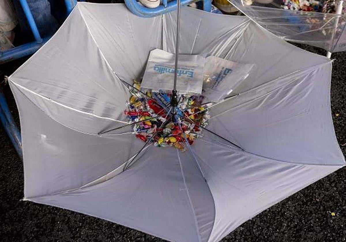 Un paraguas lleno de caramelos