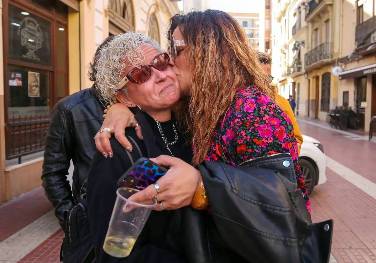 Sheyla e Inma se dan un beso tras recibir el primer premio.