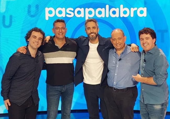 Pablo, Luis, Javier y Orestes, con Roberto leal.