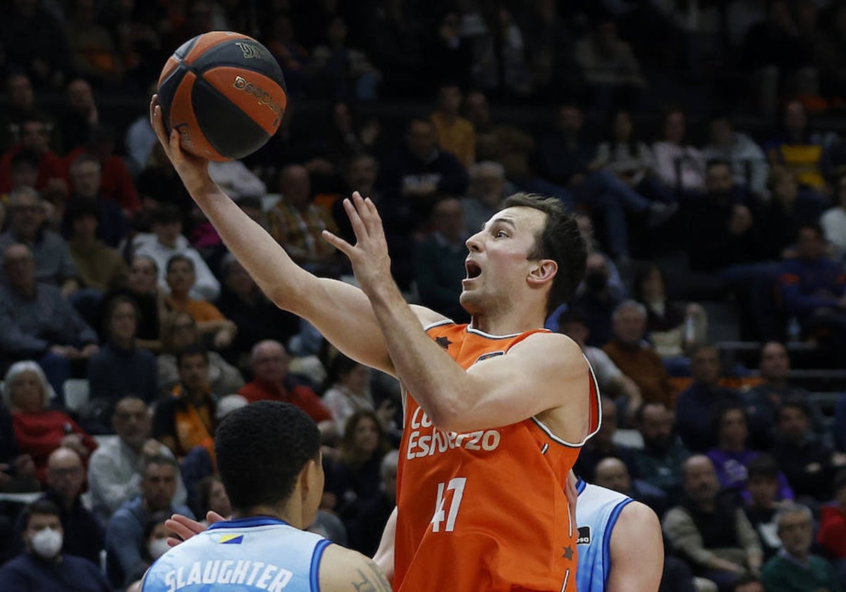 Pangos debutó con la camiseta del Valencia Basket con una buena sensación.