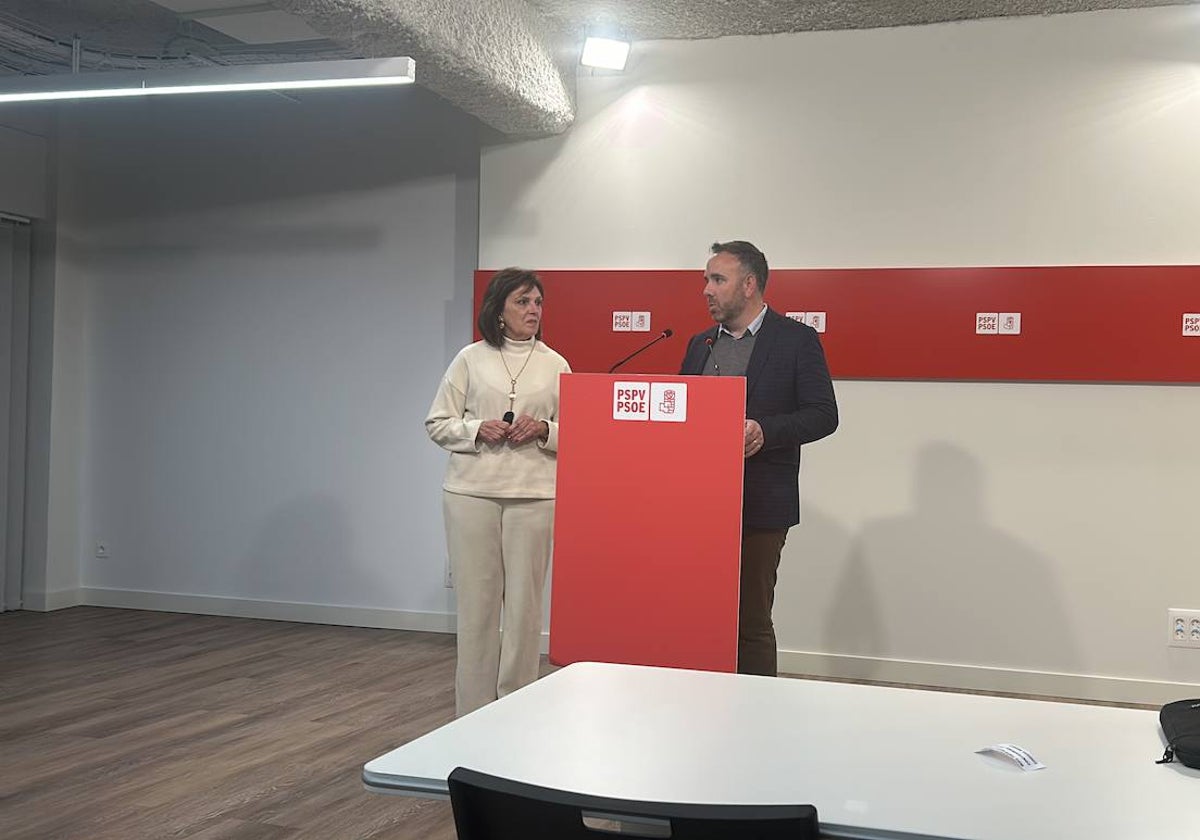 Carmen Martínez y Rafa Simó, en la rueda de prensa en la sede del PSPV.