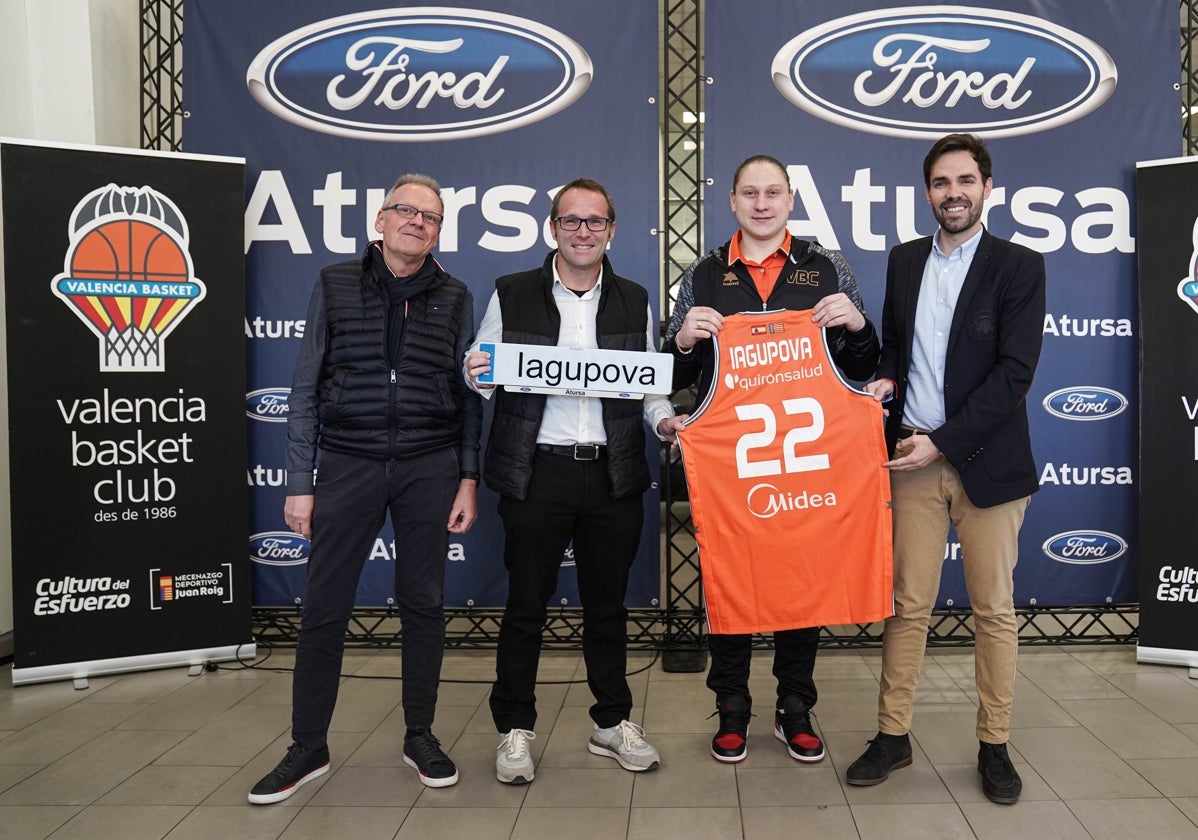 Alina Iahupova con la camiseta del Valencia Basket junto a Carbonell .