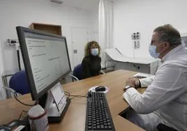Un médico atiende en su consulta a una paciente, en una imagen de archivo..