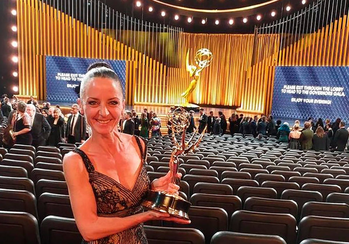 Nelly Guimaras, con el Emmy con el que se alzó en Los Angeles.