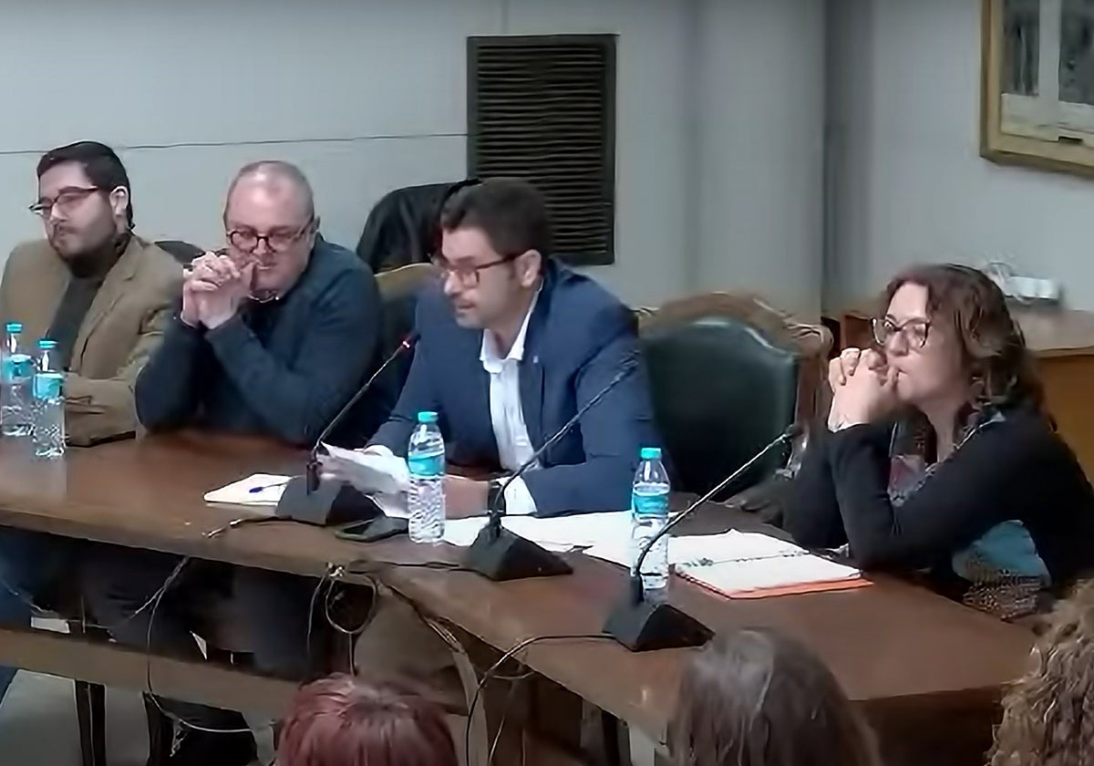 David Palací (primero a la derecha) y Cristina Vila, la exconcejala socialista.