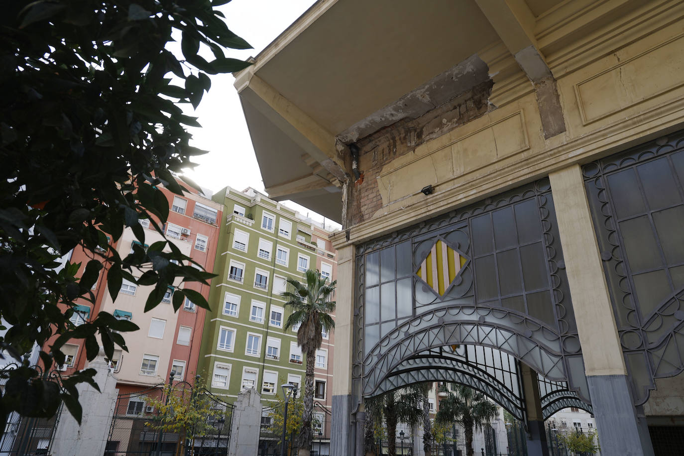 Desperfectos y suciedad en el mercado de Abastos de Valencia