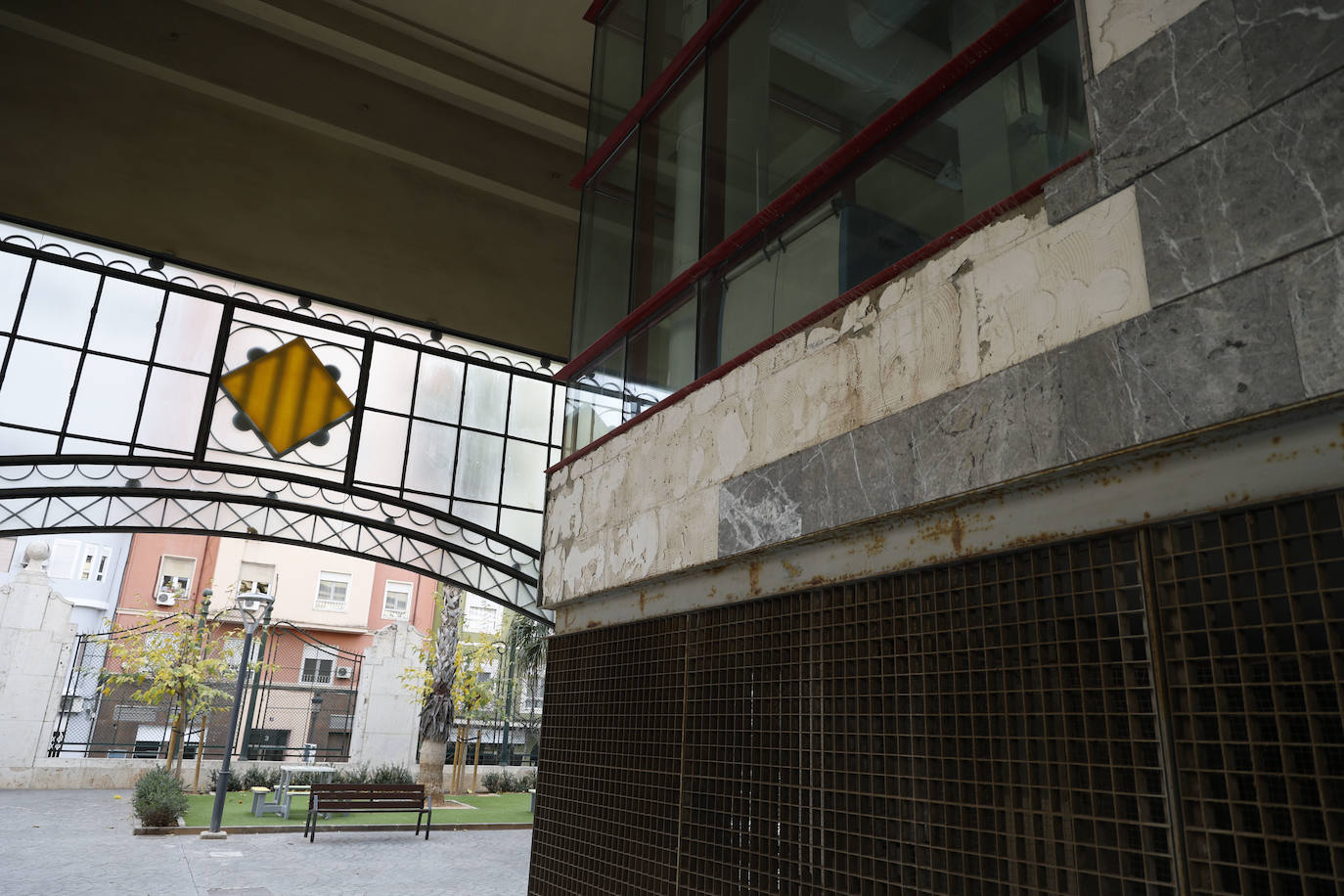 Desperfectos y suciedad en el mercado de Abastos de Valencia