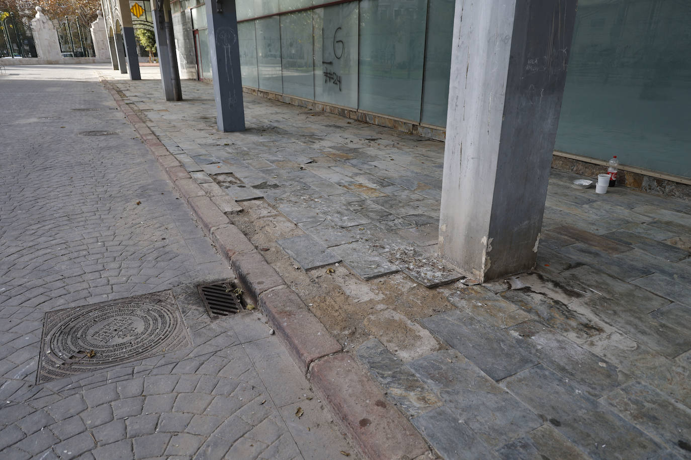 Desperfectos y suciedad en el mercado de Abastos de Valencia