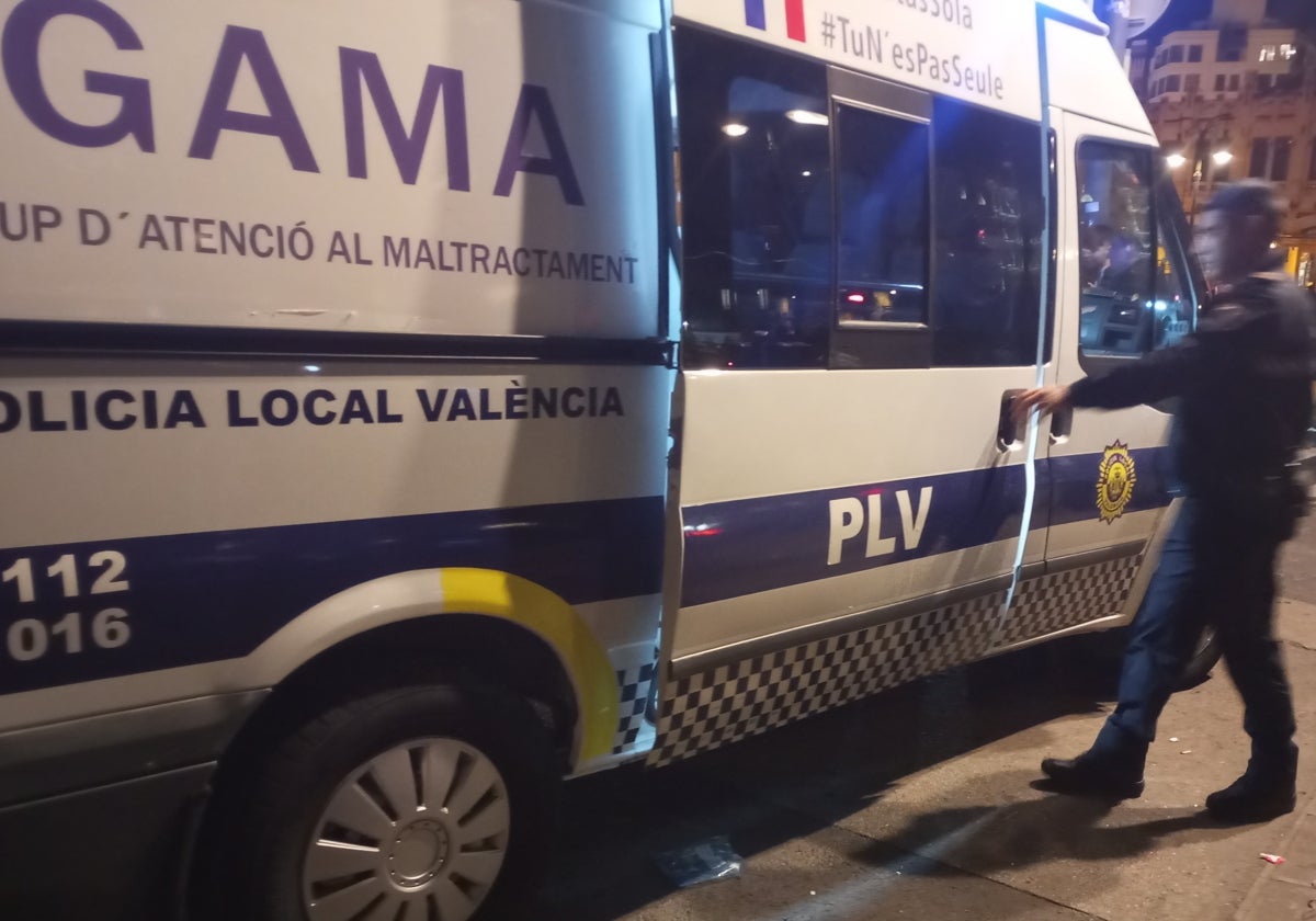 Unidad móvil del Grupo de Atención a los Malos Tratos de la Policía Local.