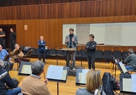 El maestro Cristóbal Soler y el concejal de Acción Cultural del Ayuntamiento, José Luis Moreno, con los músicos de la banda municipal de Valencia.