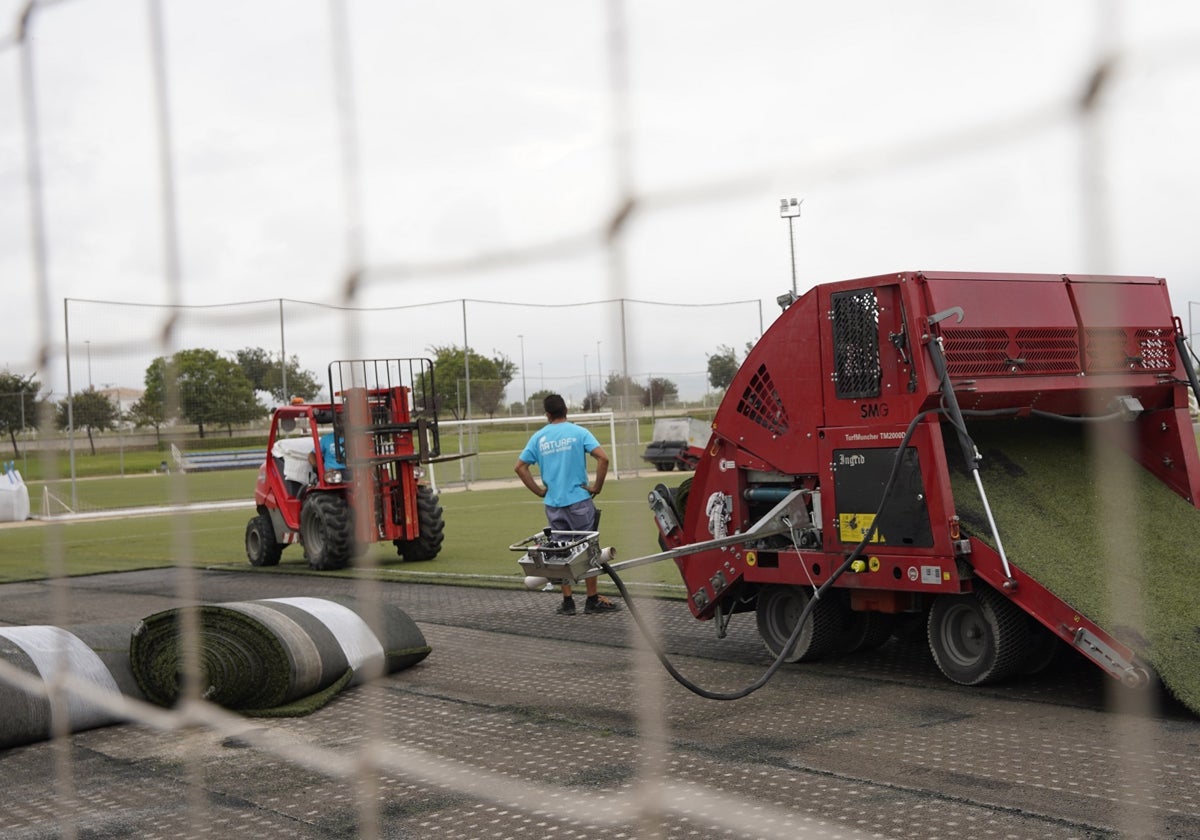 Trabajos del cambio de césped artificial.