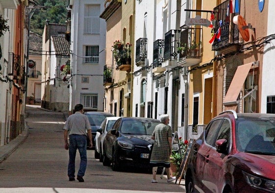 Dos vecinos en una de las calles de la Vall d'Ebo.