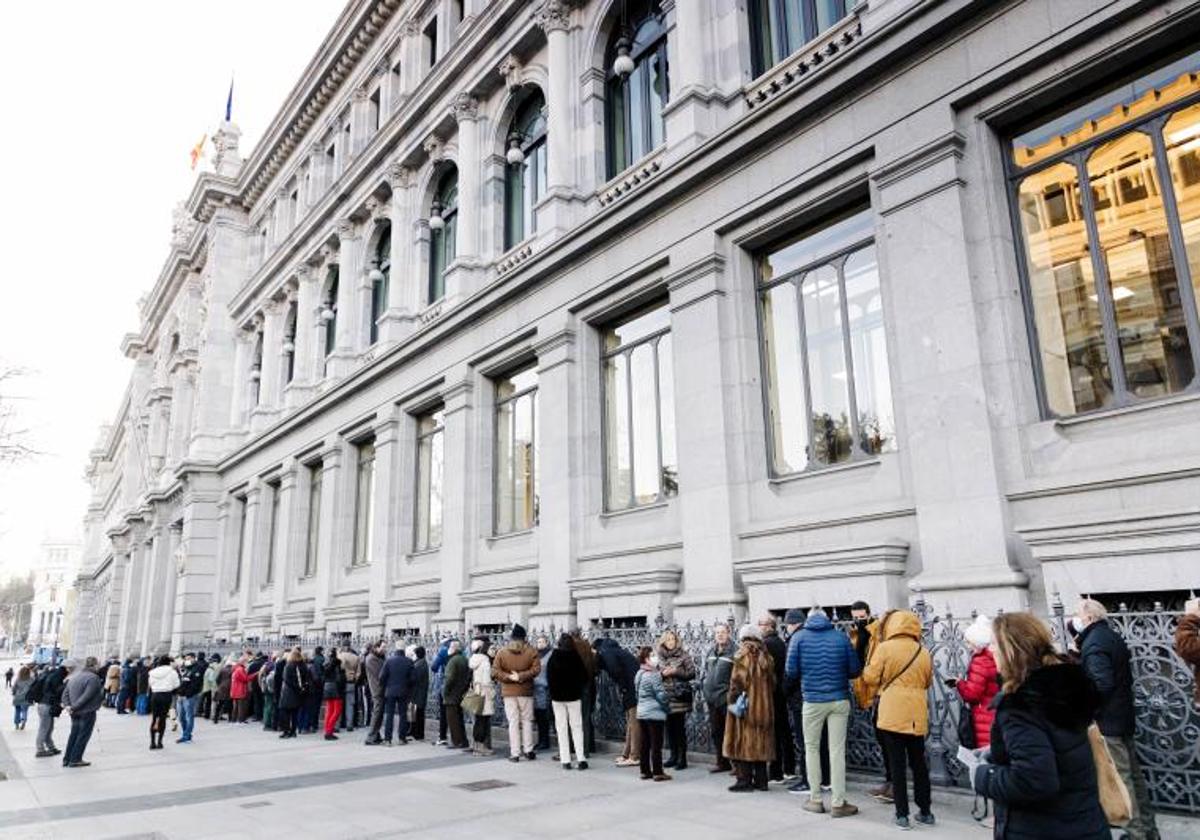 Cientos de personas hicieron cola hace un año para contratar Letras del Tesoro en el Banco de España.