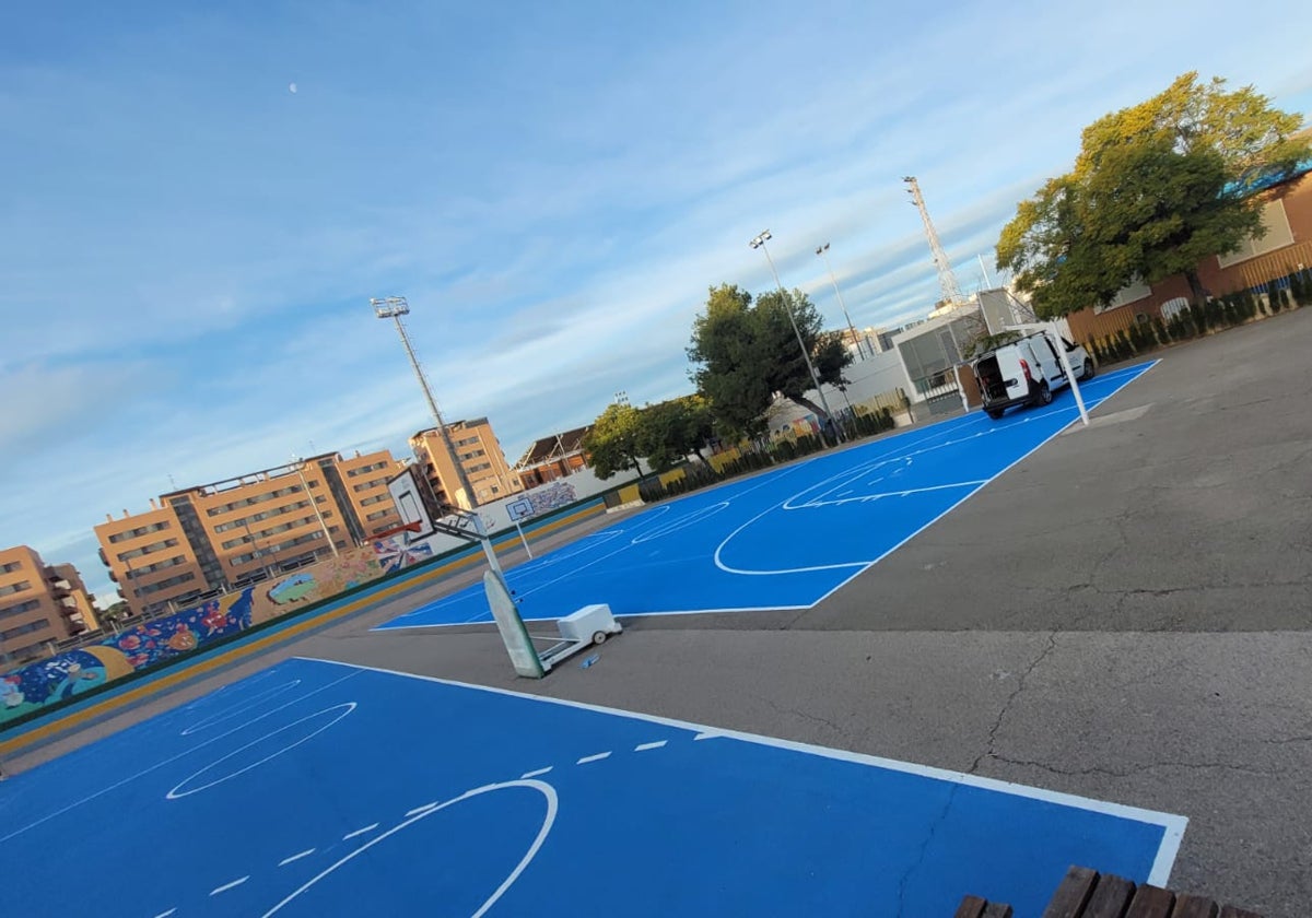 Campos de baloncesto recién pintados.