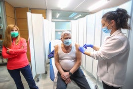 Un paciente se vacuna en un centro de salud de Valencia.