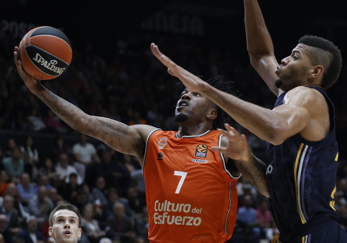 Jones con el balón defendido por Tavares.