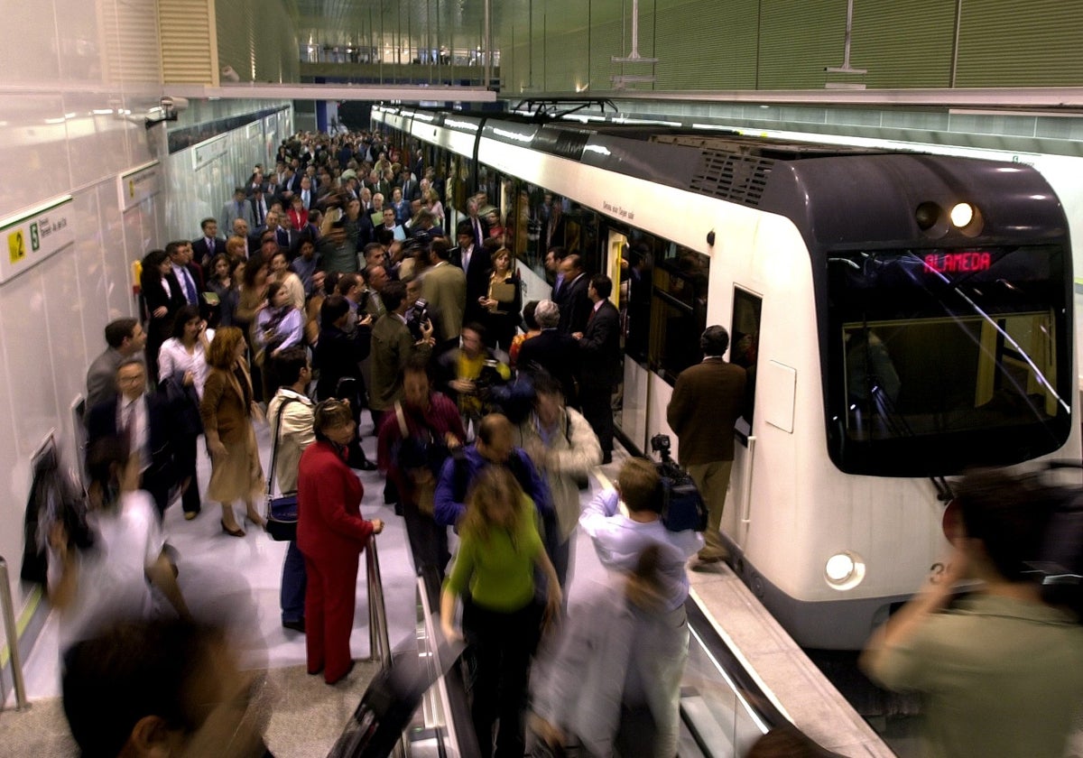 Acumulación de viajeros en la estación de la Alameda.