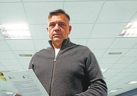 La víctima de la estafa, ayer, en la sede de LAS PROVINCIAS.