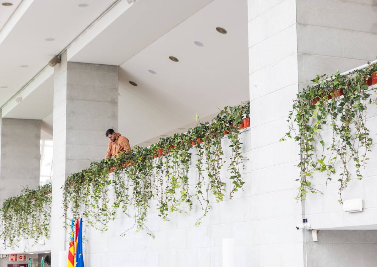 Imagen secundaria 1 - Símbolo de la Capitalidad Verde Europea de Valencia lleno de plantas y decoración del interior del Palau de la Música.