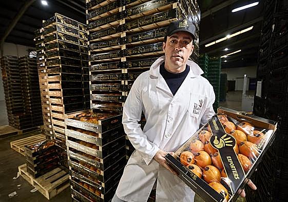 Juan Carlos Martínez con una caja de sus productos.