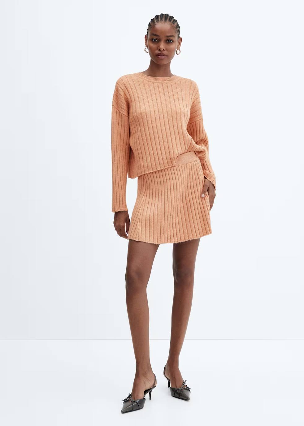 Imagen secundaria 1 - Arriba, camisa pijamera de Massimo Dutti. A la izquierda, falda y sueter de punto de Mango. A la derecha, vestido drapeado de H&M.